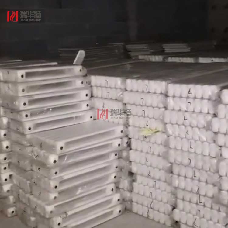 暖氣片運輸至工地,點數確認中